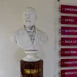 ...che ci mostra subito il busto del senatore barese Girolamo Sagarriga Visconti Volpi: fu lui nel 1863 a offrire al Comune di Bari i primi duemila libri